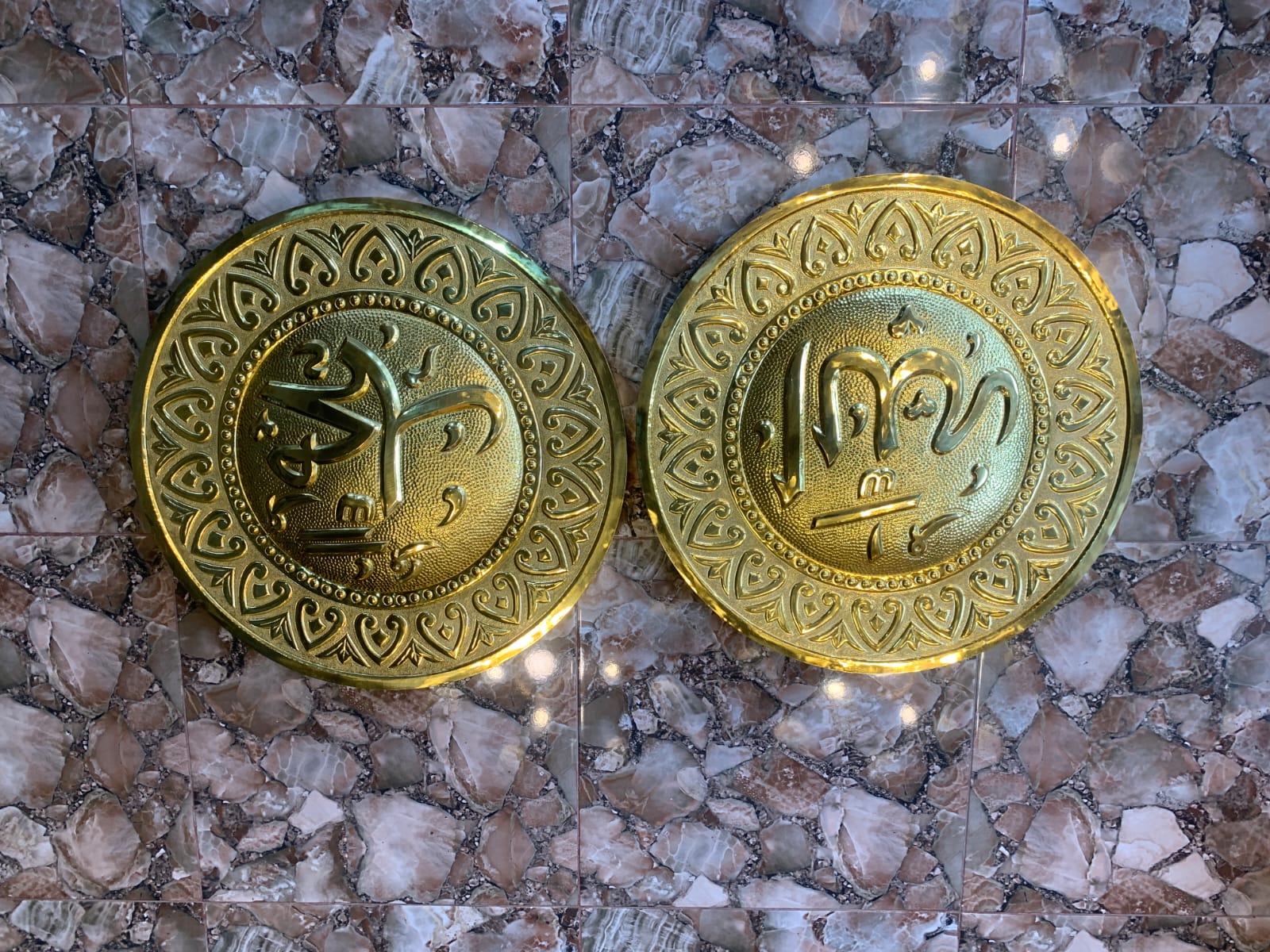 kaligrafi tembaga dengan ukiran yang sangat mewah